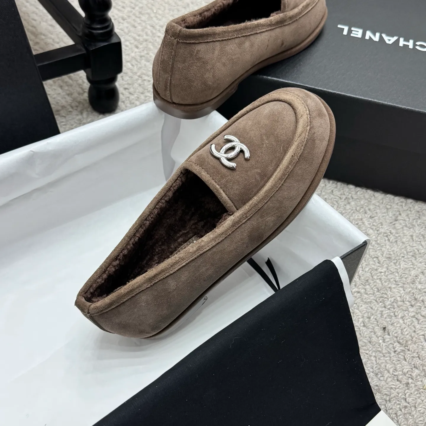 👟👟Ex-factory price 600👟👟 Classic model 🇨🇳ChaneL 25K Teddy fur loafers Simple and high-end design, super versatile! Double C logo embellishment! Imported suede has the texture of natural animal leather visible to the naked eye! The top version is stress-free when entering and exiting the cabinet. It has a bookish texture on the feet and feels great on the feet. Versatile item. ✅Upper: Customized imported suede. ✅Inner lining: imported lamb wool. ✅Outsole: imported genuine leather. ✅Size: 35-40. ✅Comes with a full set of packaging.